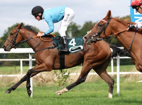 Salonglaenzende sorgt beim Deutschlanddebüt für Wittekindshofer Heimsieg Salonglaenzende siegt unter Adrie de Vries
