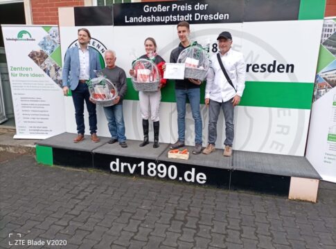 What A Dude vorne - Lilli-Marie Engels rahmt den Renntag ein Siegerehrung