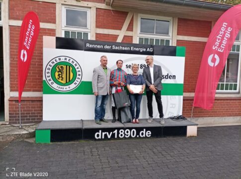 Lopez' zweiter Treffer - Hurrikan Roos im Ausgleich III vorne Siegerehrung Hurrikan Roos