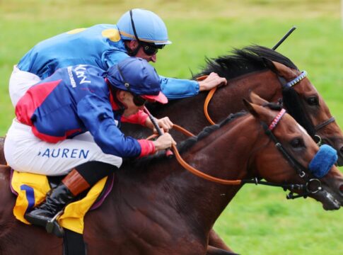 Enzian (vorne) nickt gegen Zauberkönig ein