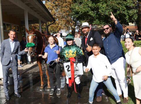 Shining Yellow und Team