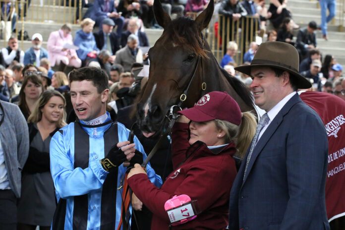 Asfoora nach dem Sieg in Paris Foto: Hemke Asfoora nach dem Sieg in Paris Foto: Hemke