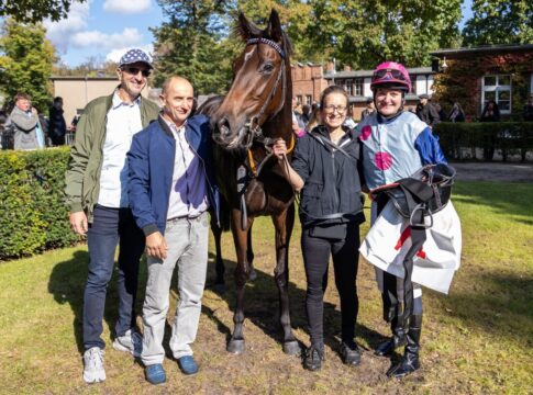 Heute als Favorit: Needle Drop auch bei zweitem Handicapstart siegreich Needle Drop und Team