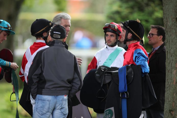 Jockeys im 1. Rennen: Absatteln, Pause, aufsatteln