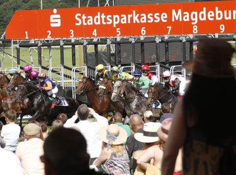 Am Samstag: Zweimal sieben Rennen im Osten und Westen