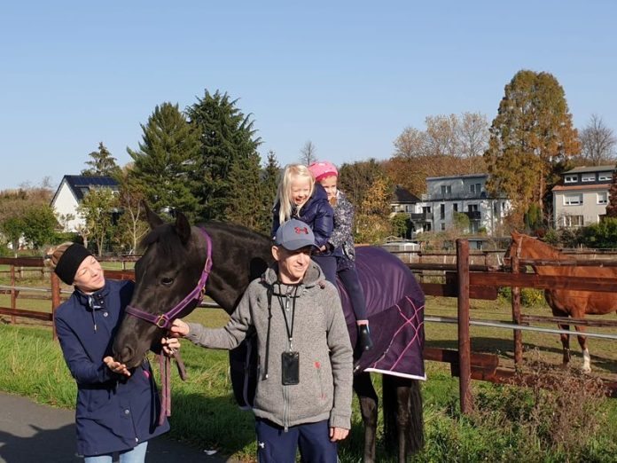 Filip Minarik mit seiner Familie und Nils