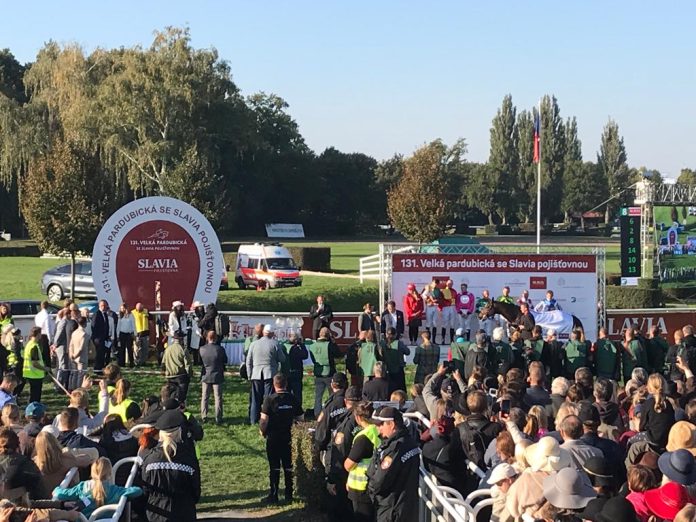 Die Siegerehrung nach der Großen Pardubitzer Die Siegerehrung nach der Großen Pardubitzer