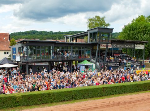 Für den Renntag am Samstag in Saarbrücken werden noch Starter gesucht publikums-challenge_saarbrucken-mulheim_-_die_zuschauer_vor_der_tribune_02_15.08.2019_saarbrucken_c_frank_nolting