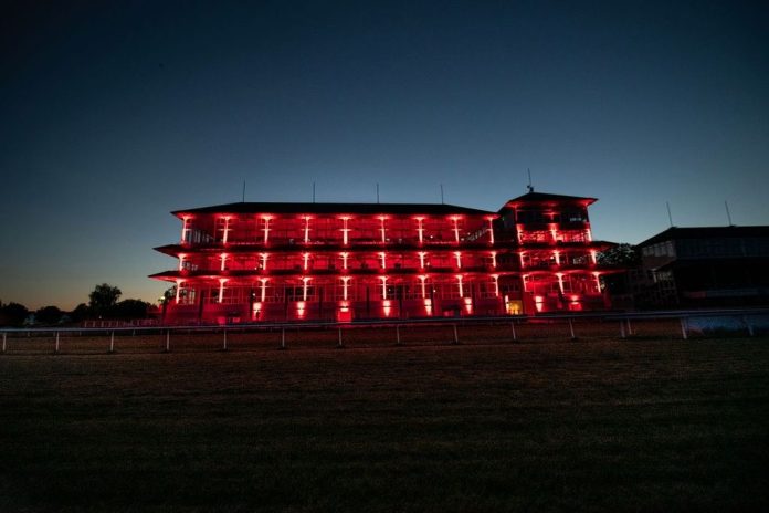 Rot erleuchtet: Die Benazet-Tribüne in Iffezheim