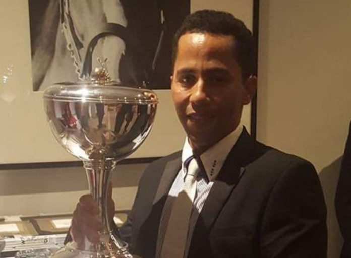 s16_souza_mit_riesenpokal_in_brasilien