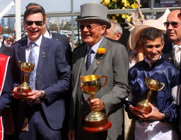 spw17melbourne_joseph_o_brien_besitzer_lloyd_williams_und_jockey_corey_brown_mit_den_trophaen_foto_rolf_c_hemke_img_9152