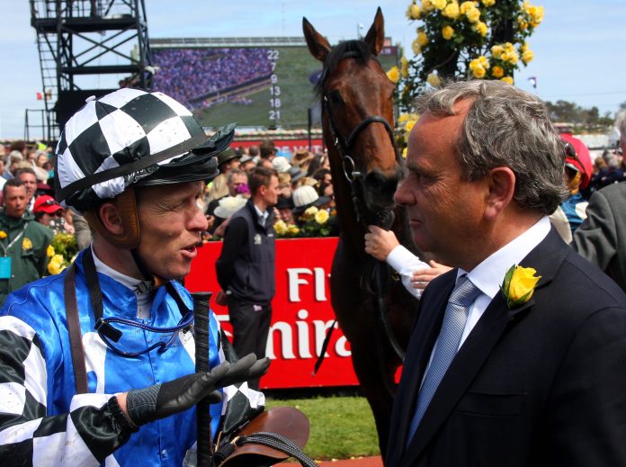 spw17melbourne_kerrin_mcevoy_und_andreas_wohler_im_gesprach_im_absattelring_nach_dem_melbourne_cup_foto_rolf_c_hemke_img_9109